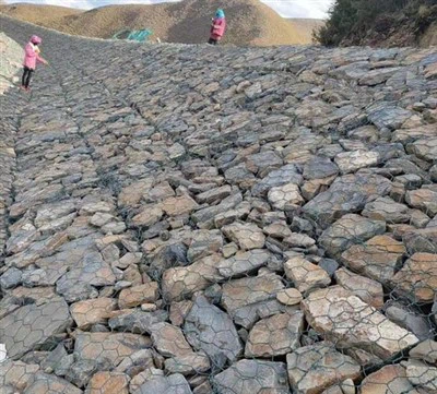 Stützmauer aus Drahtgeflecht